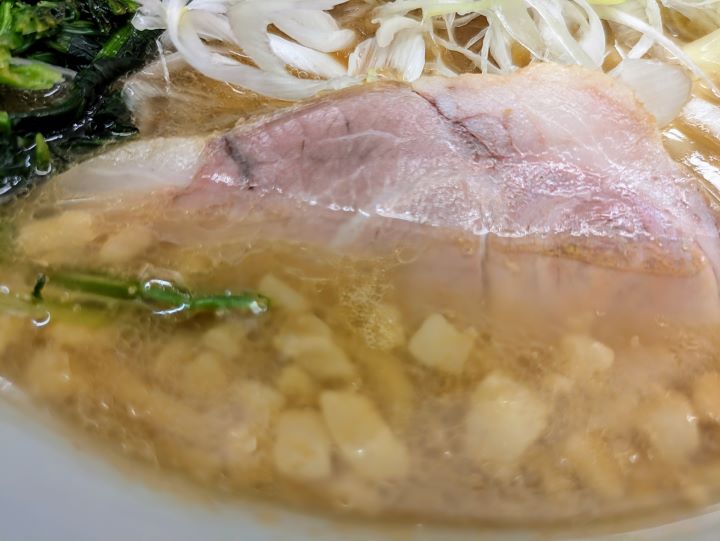 ラーメン山岡家の和節醤油とんこつラーメンの背脂の写真