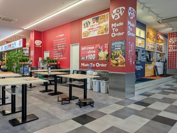 ロピア蘇我島忠ホームズ店フードコートの席