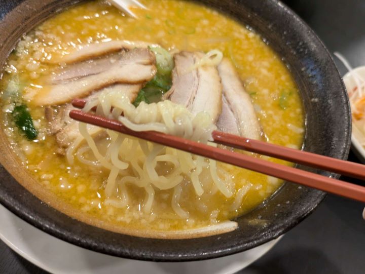 幸楽苑の味噌とんこつらーめんの麺の写真