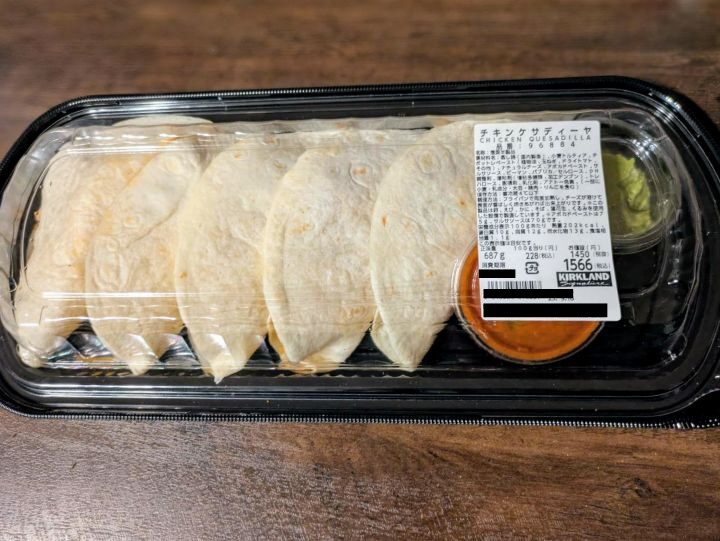 コストコ　チキンケサディーヤ　パッケージ　画像　写真