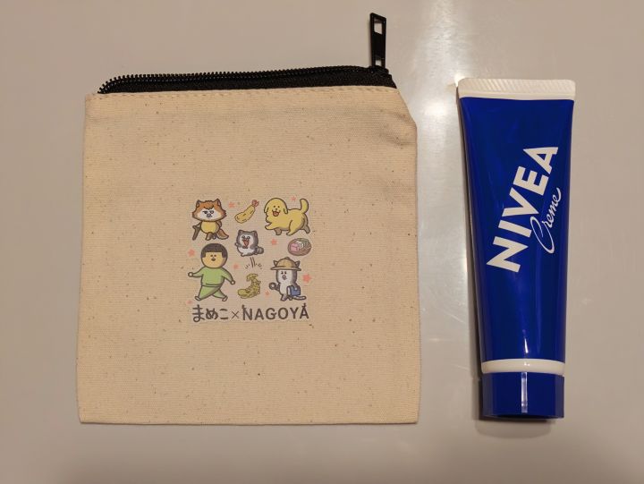 まめこ×NAGOYAオリジナルコットンポーチ ハンドクリームと大きさを比べた写真