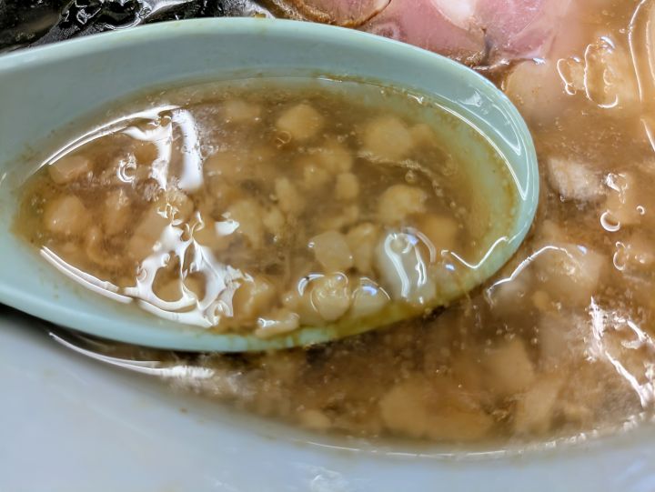 山岡家　プレミアム醤油とんこつラーメン　スープ