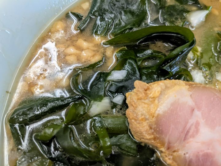 山岡家　プレミアム醤油とんこつラーメン　わかめ