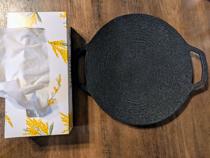 ダイソーのマルチグリドルとティッシュで大きさを比較