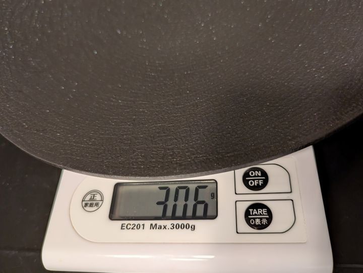 ダイソーのマルチグリドルの重さを測定（約300g）