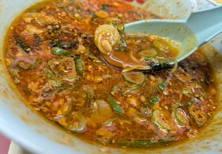 山岡家の真っ赤な辛味噌つけめんのスープ