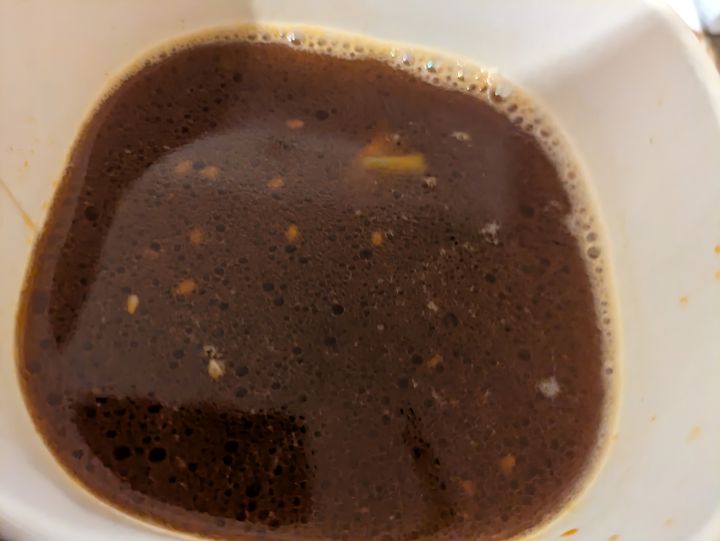 代替テキスト:完成した中華房 麻辣燙の濃い色をしたスープの写真