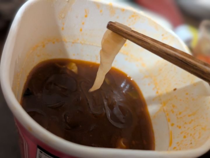 麻辣湯のスープに入っている具材の湯葉のアップ写真