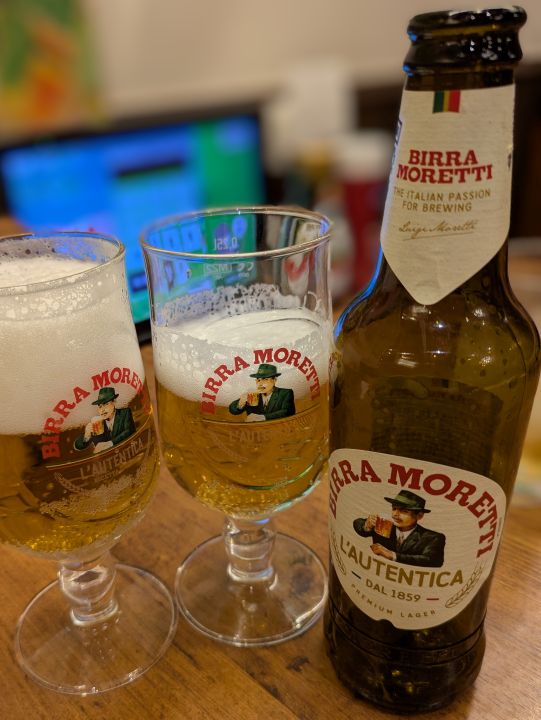 オリーブの丘で注文したイタリアビール「モレッティ」の瓶とおしゃれな専用グラス