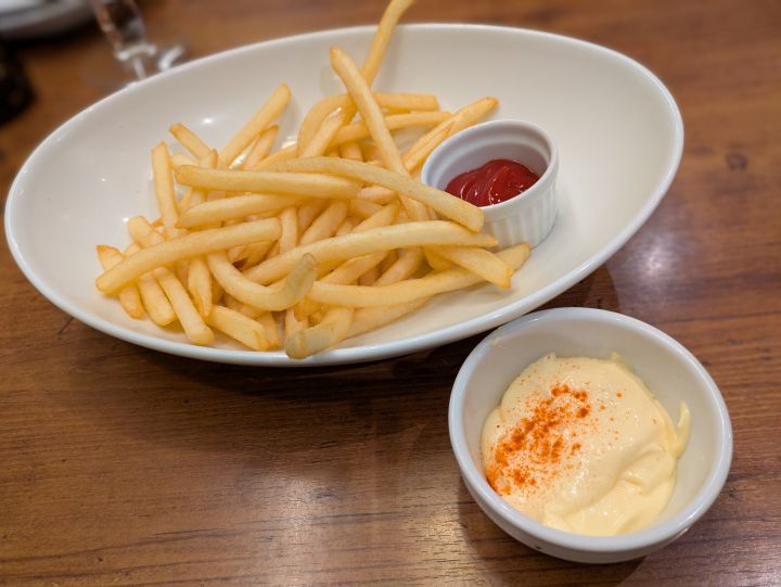 オリーブの丘のおすすめメニュー「フレンチフライ」と追加の「アイオリソース」