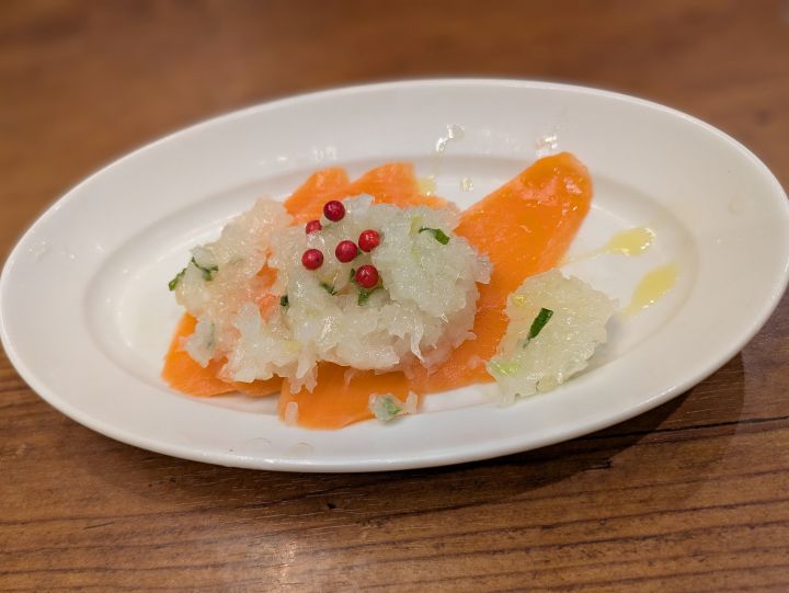 オリーブの丘の前菜、玉ねぎソースとピンクペッパーが乗ったサーモンのカルパッチョ