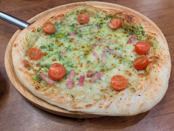 オリーブの丘のピッツァ・ジェノベーゼ、バジルソースが色鮮やかな約25cmのピザ