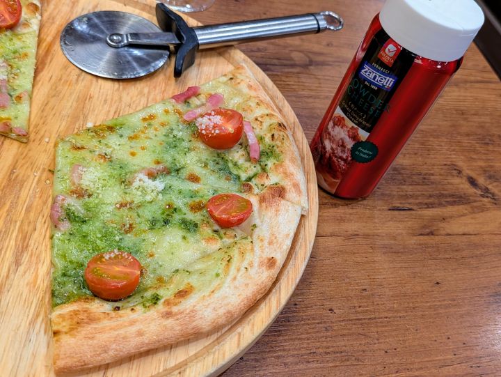 オリーブの丘のピッツァ・ジェノベーゼ、卓上の粉チーズをかけると美味しい