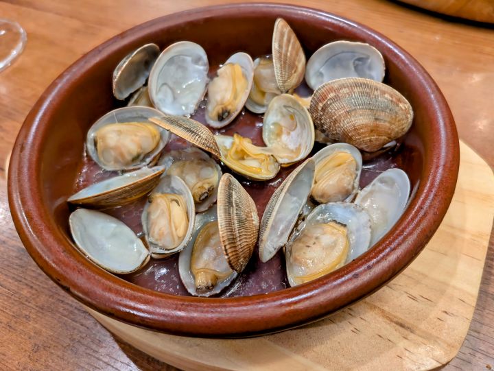 オリーブの丘のあさりの白ワイン蒸し、あさりの旨味が溶け込んだスープ