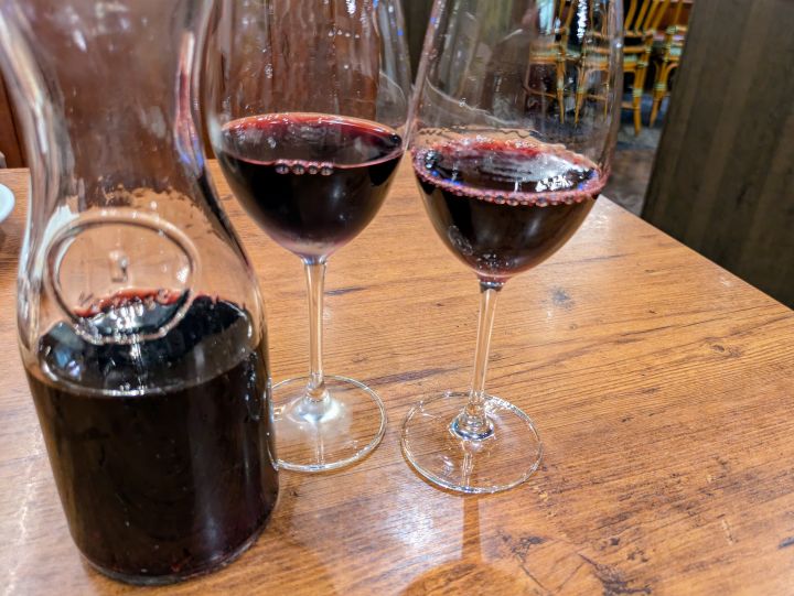 オリーブの丘のデキャンタワイン赤とガラス製のデキャンタとワイングラス