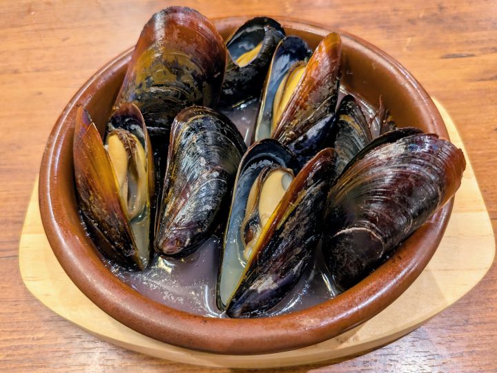 オリーブの丘のムール貝の白ワイン蒸し、温かいうちに食べたいシーフード前菜