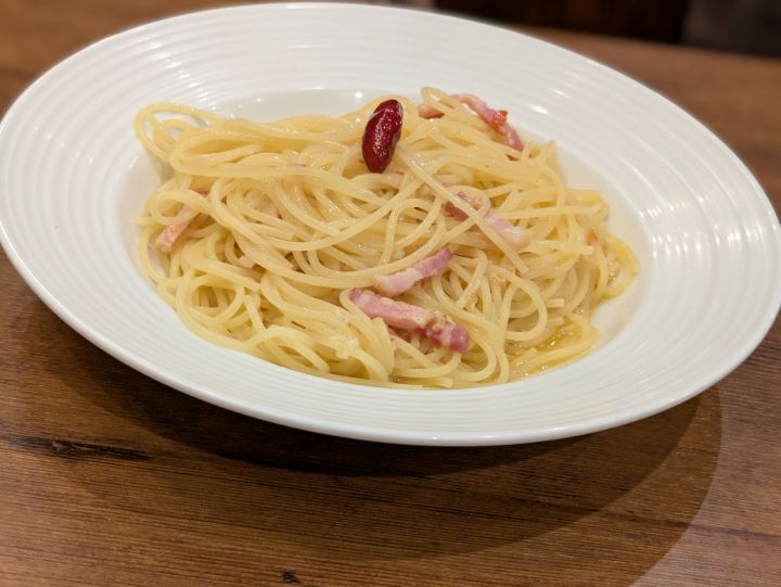 パンチェッタがトッピングされたオリーブの丘のアーリオオーリオ・ペペロンチーノ