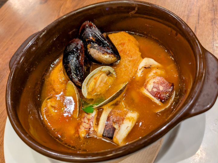 海老やイカ、あさりなど魚介の具材がゴロゴロ入ったオリーブの丘の「窯焼きブイヤベース」