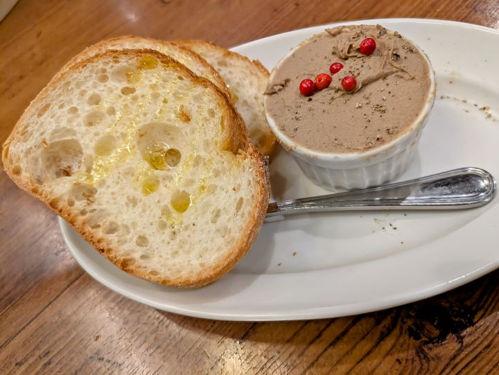 オリーブの丘のレバーパテのブルスケッタ、バゲットに濃厚なレバーパテが添えられた前菜