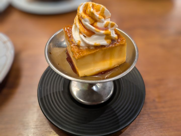 喫茶店風の固め食感が特徴的なオリーブの丘プリン、カラメルソース添え