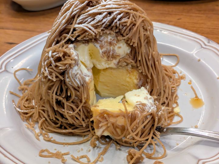 オリーブの丘モンブラン　中身はアイスとプリン