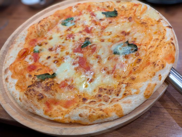 オリーブの丘のマルゲリータピザ、濃厚なトマトソースとたっぷりのチーズ