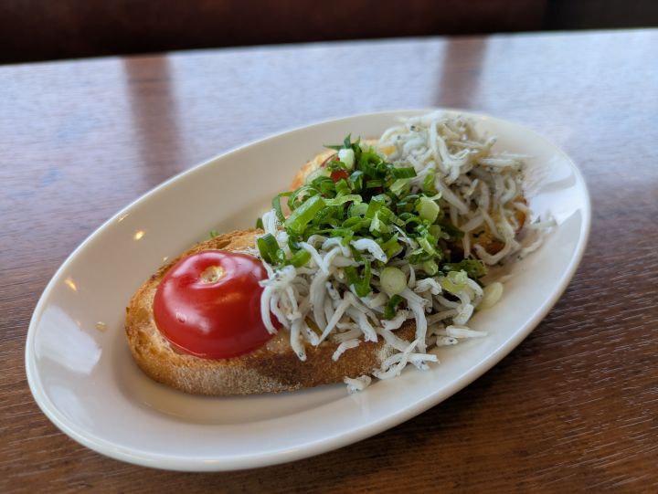 バゲットにしらす・ミニトマト・ネギが乗ったオリーブの丘の「しらすと葱のブルスケッタ」。