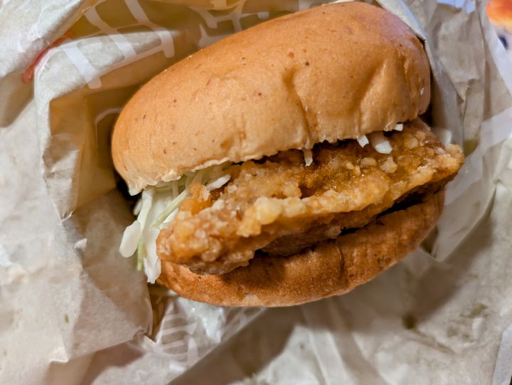 バンズからはみ出す大きな鶏竜田が挟まれたケンタの鶏竜田バーガーのアップ