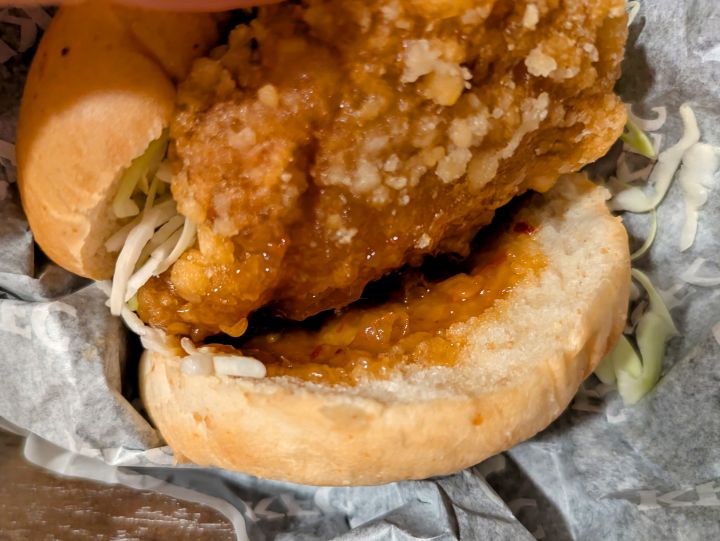 バンズと鶏竜田の間にたっぷり塗られた香味ネギソースのアップ