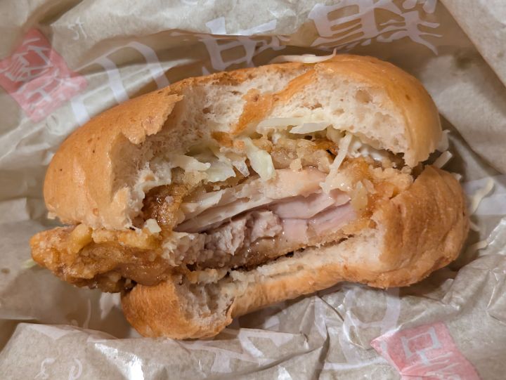 ケンタの鶏竜田バーガーの鶏モモ肉のジューシーな断面
