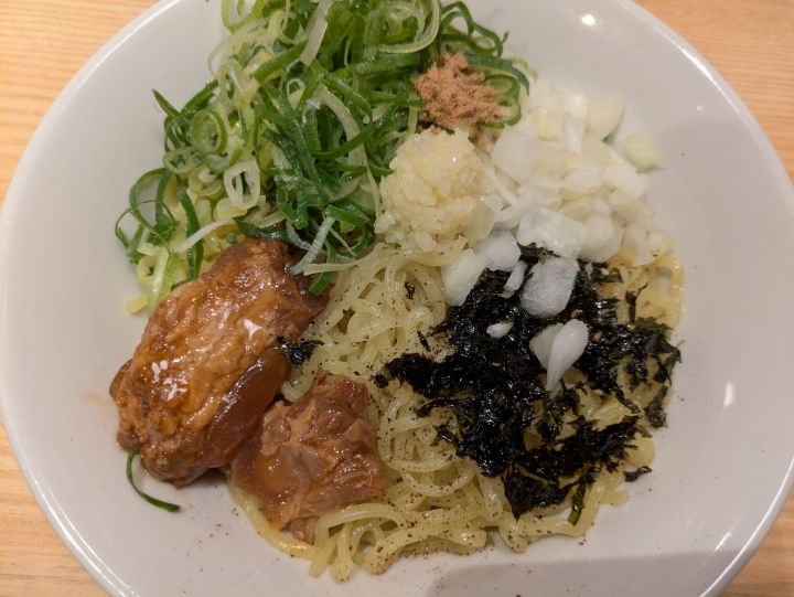 丸源ラーメンの期間限定メニュー「熟成醤油 油そば」の全体写真