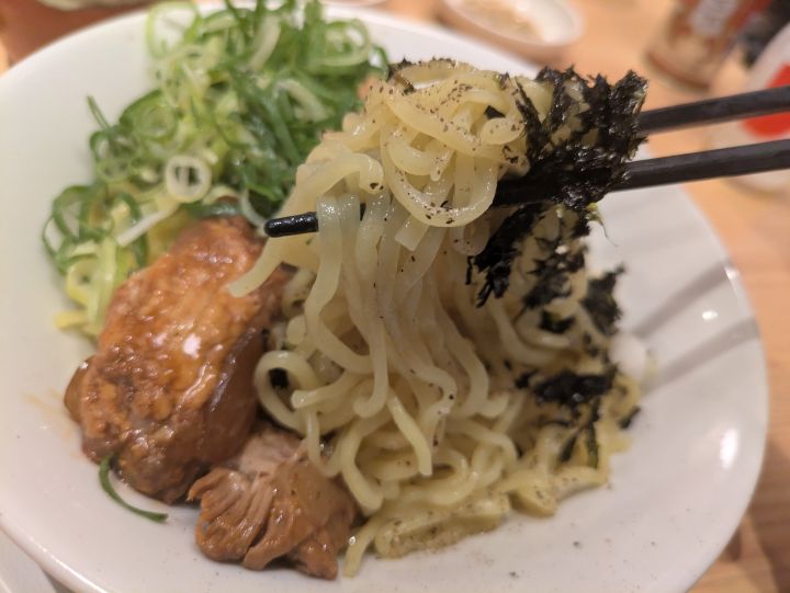 丸源ラーメン「熟成醤油 油そば」のもちもち中太麺の箸上げ