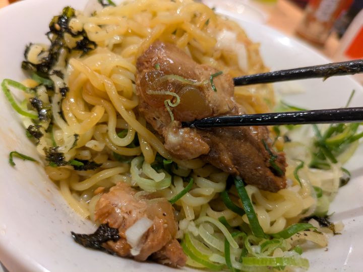 丸源ラーメン「熟成醤油 油そば」のもちもち中太麺の箸上げ