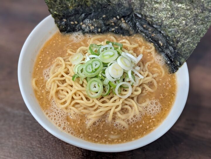 山岡家の袋麺「特製味噌」を盛り付けた写真