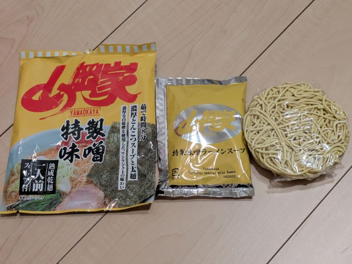 山岡家 袋麺の内容物、乾麺とスープの小袋（特製味噌）