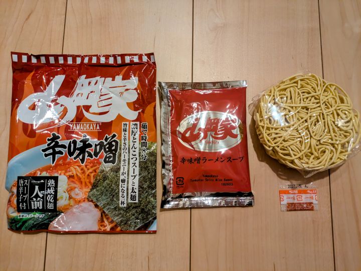 山岡家 袋麺の内容物、乾麺とスープの小袋（辛味噌）