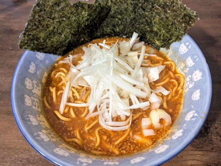 山岡家の袋麺「辛味噌」を盛り付けた写真