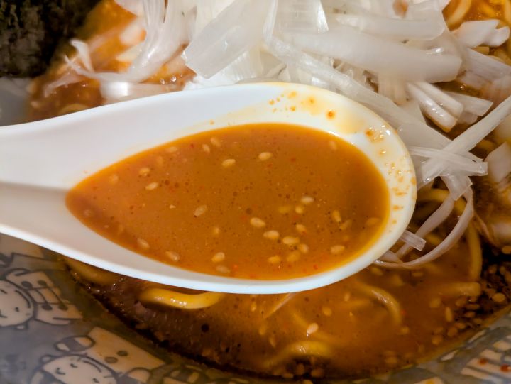 辛味噌ラーメンの赤いスープの拡大写真