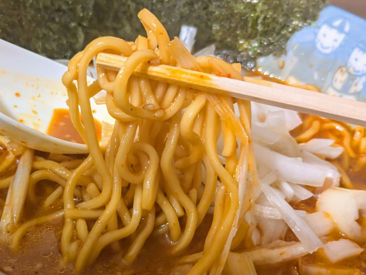 辛味噌ラーメンの麺を箸で持ち上げている様子
