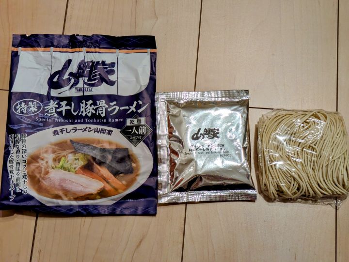 山岡家 袋麺の内容物、乾麺とスープの小袋（煮干し豚骨）