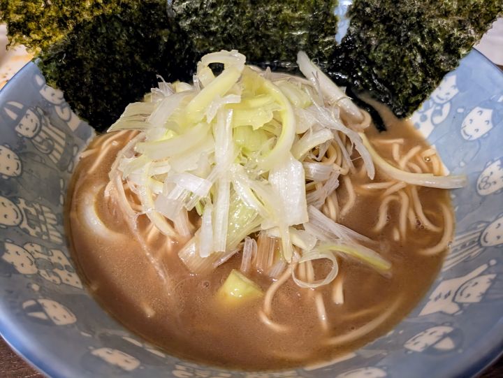 山岡家の袋麺「煮干し豚骨」を盛り付けた写真
