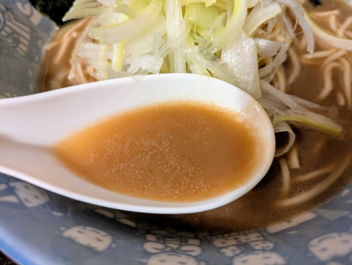 煮干し豚骨ラーメンの濃厚なスープの拡大写真