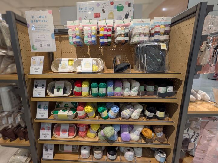 スリーコインズの編み物グッズ売り場の様子
