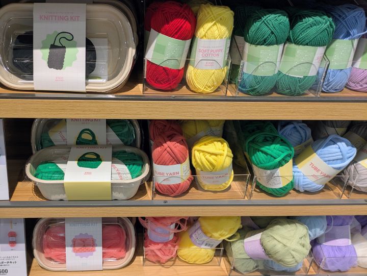 メッシュ状のシャワーセミやコロンと太めなTUBE YARNを映した写真