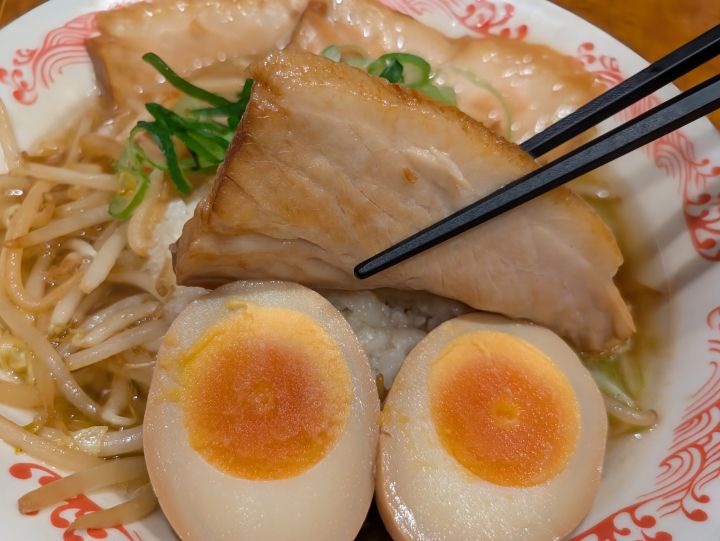 バミ郎そばにトッピングされた厚切りの自家製焼豚