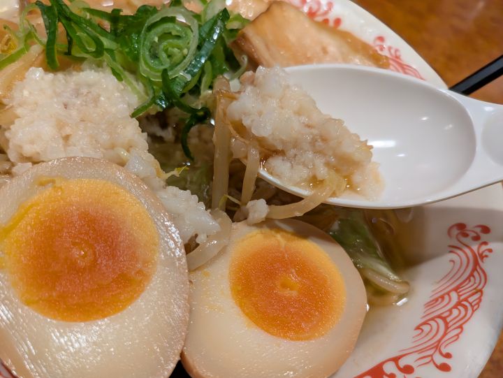 バミ郎そばに乗った背脂のアップ画像