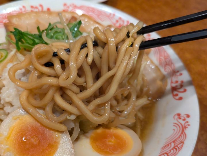 バミ郎そばの特製麺を箸上げしている様子