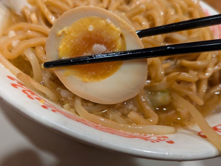 バミ郎そばにトッピングされた味付け玉子