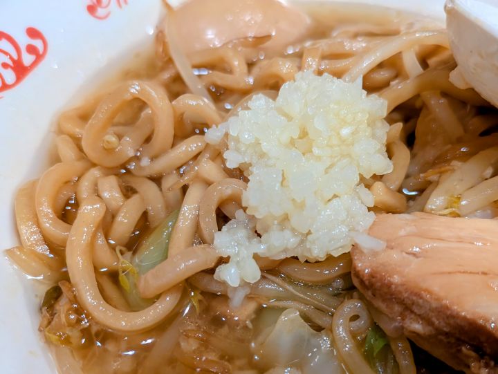 別皿で提供されたバミ郎そば用の追加生にんにく
