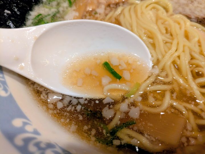 背脂醤油ラーメンの透き通った醤油スープのアップ写真